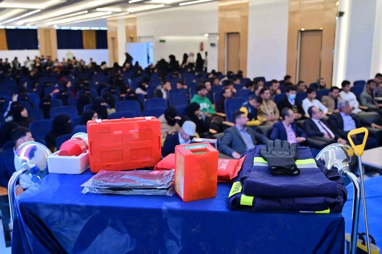الدفاع المدني ينفّذ برنامجًا توعويًا في مجال الأمن والسلامة العامة لطلبة جامعة ابن النفيس
