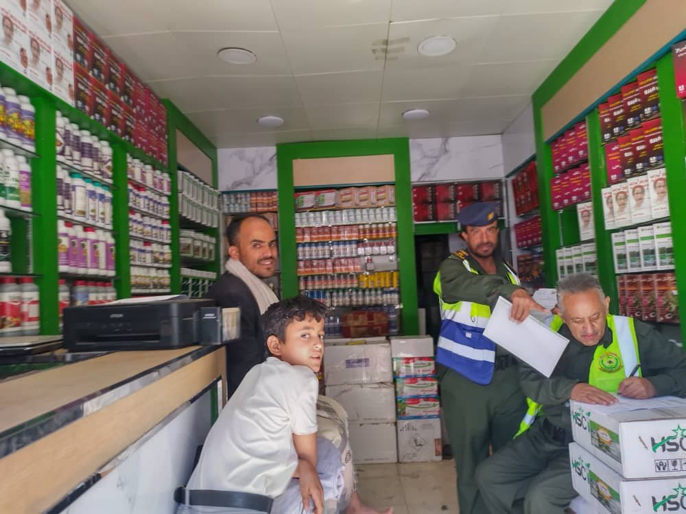 صنعاء : الدفاع المدني ينفذ حملة ميدانية لإشعار تجار المبيدات الزراعية بإخلاء مخازنهم من الأحياء السكنية في أمانة العاصمة
